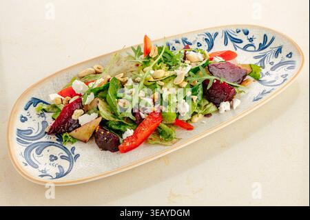salade avec fromage, betteraves et légumes Banque D'Images