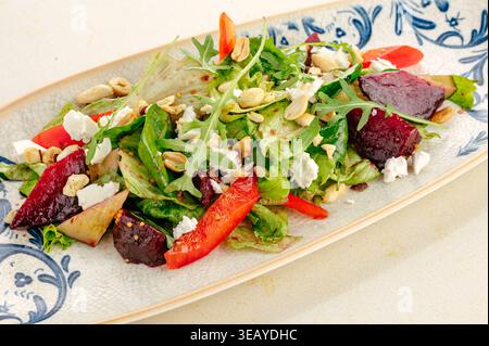 salade avec fromage, betteraves et légumes Banque D'Images