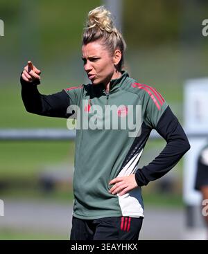 Munich, Allemagne. 24 avril 2026. Football, femmes : Ligue des Champions, Bayern Munich - FC Barcelone. Dernière séance d'entraînement du FC Bayern sur le terrain d'entraînement du campus du FC Bayern. Linda Dallmann (Bayern Munich) en action. Crédit : Sven Hoppe/dpa/Alamy Live News Banque D'Images