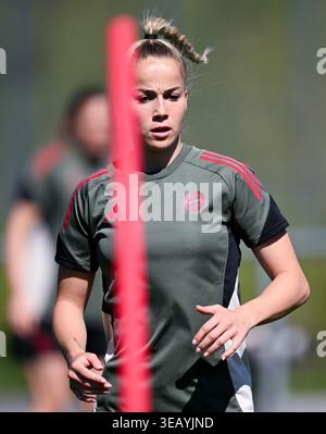 Munich, Allemagne. 24 avril 2026. Football, femmes : Ligue des Champions, Bayern Munich - FC Barcelone. Dernière séance d'entraînement du FC Bayern sur le terrain d'entraînement du campus du FC Bayern. Giulia Gwinn (Bayern Munich) en action. Crédit : Sven Hoppe/dpa/Alamy Live News Banque D'Images