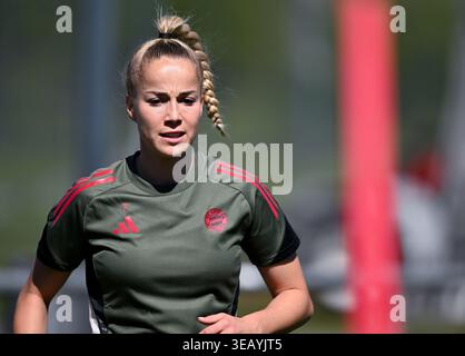 Munich, Allemagne. 24 avril 2026. Football, femmes : Ligue des Champions, Bayern Munich - FC Barcelone. Dernière séance d'entraînement du FC Bayern sur le terrain d'entraînement du campus du FC Bayern. Giulia Gwinn (Bayern Munich) en action. Crédit : Sven Hoppe/dpa/Alamy Live News Banque D'Images
