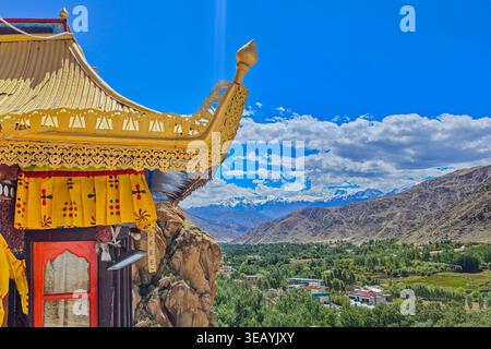 Paysage de montagnes de l'Himalaya dans l'Inde du Ladakh avec monastère bouddhiste, vue panoramique sur la vallée et destination de voyage Banque D'Images