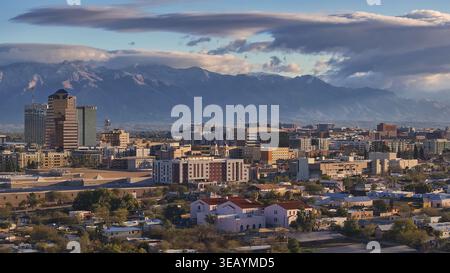 Vue aérienne de l'horizon de la ville s'élevant vers les montagnes escarpées de Santa Catalina sous un vaste ciel, une symphonie d'architecture urbaine et naturelle gr Banque D'Images