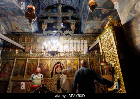 Touristes visitant l'intérieur du monastère Saint Naum avec une iconostase dorée avec des fresques élaborées près d'Ohrid, Macédoine, Europe Banque D'Images