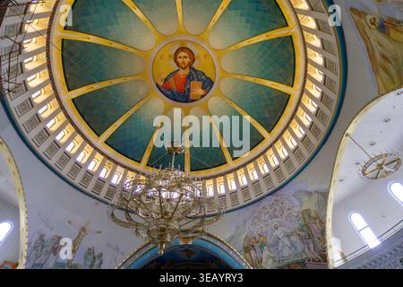Vue en bas angle d'un dôme majestueux de l'église avec l'icône de Jésus Christ à la cathédrale de la Résurrection du Christ située à Tirana, Albanie Banque D'Images
