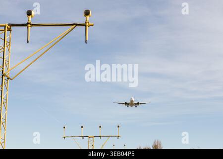Avion approchant la piste de l'aéroport pour atterrir dans le ciel Banque D'Images