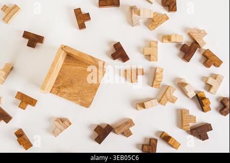Puzzles en bois et boîte de collecte vide sur fond clair vue de dessus Banque D'Images