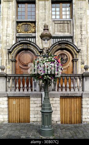 Bruxelles, Belgique - 29 août 2018 - architecture européenne élégante avec lanterne florale et portes en bois Banque D'Images