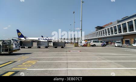 Bruxelles, Belgique - 29 août 2018 - avion commercial sur tarmac dans un terminal d'aéroport très fréquenté avec ciel dégagé Banque D'Images