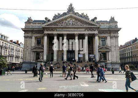 Bruxelles, Belgique - 29 août 2018 - bâtiment historique de la bourse de bruxelles avec des gens devant Banque D'Images