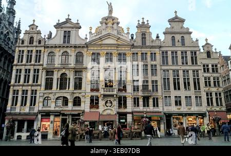Bruxelles, Belgique - 29 août 2018 - architecture historique de grand lieu à bruxelles avec les touristes au crépuscule Banque D'Images