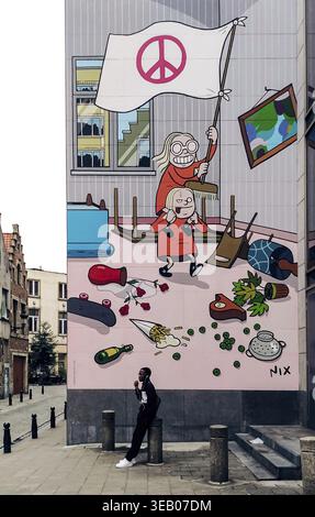 Bruxelles, Belgique - 29 août 2018 - murale colorée avec symbole de paix et personnages de dessins animés dans un cadre urbain de rue Banque D'Images