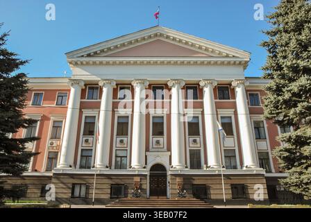 Kaliningrad, Russie - 01 mai 2013 - Grand bâtiment du gouvernement avec des colonnes et des drapeaux sur le ciel bleu clair Banque D'Images