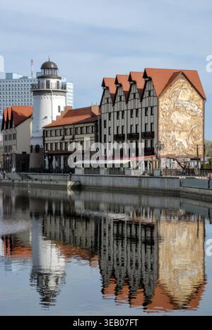 Kaliningrad, Russie - 01 mai 2013 - architecture pittoresque au bord de la rivière avec des bâtiments traditionnels et des reflets Banque D'Images