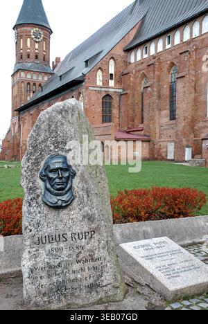 Kaliningrad, Russie - 01 mai 2013 - Eglise historique de kaliningrad avec la pierre commémorative julius rupp au premier plan Banque D'Images