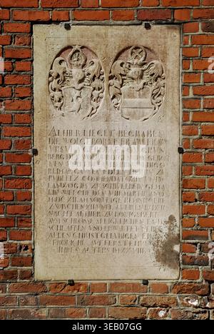Kaliningrad, Russie - 01 mai 2013 - plaque de pierre avec des crêtes héraldiques sur un mur de briques rouges Banque D'Images