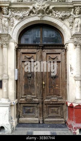 Bruxelles, Belgique - 29 août 2018 - portes doubles en bois ornées avec arche en pierre classique et sculptures Banque D'Images