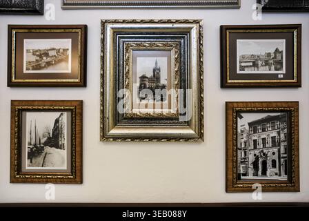 Kaliningrad, Russie - 01 mai 2013 - Collection de photographies vintage encadrées en noir et blanc sur le mur Banque D'Images