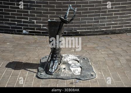 Kaliningrad, Russie - 01 mai 2013 - Statue de botte en métal et d'épée avec texte sur le chemin de briques Banque D'Images