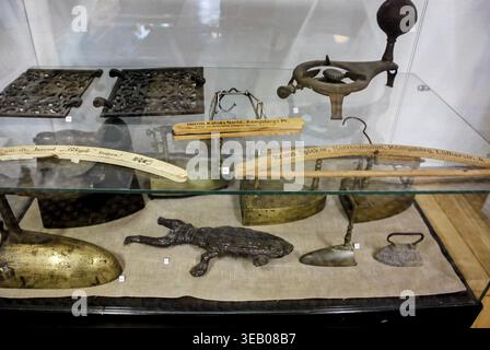 Kaliningrad, Russie - 01 mai 2013 - articles ménagers antiques dans une vitrine en verre Banque D'Images