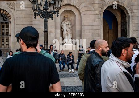 24 avril 2026. Barcelone, Espagne : les gens font la queue dans le quartier gothique en face de l'Hôtel de ville de Barcelone pour demander de l'aide avec les documents de régularisation des migrants et les procédures promues par le gouvernement espagnol, qui devrait accorder un statut légal à environ 500 000 migrants. Le quartier gothique, dans le quartier de Ciutat Vella, a la plus forte proportion de résidents étrangers à Barcelone et est parmi les zones avec la plus grande population immigrée de Catalogne. Crédit : Jordi Boixareu/Alamy Live News Banque D'Images