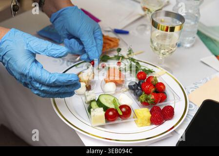 Un plateau magnifiquement agencé présente une variété de hors-d'œuvre gastronomique. fruits frais, fromage et légumes offrent une sélection colorée et tentante Banque D'Images