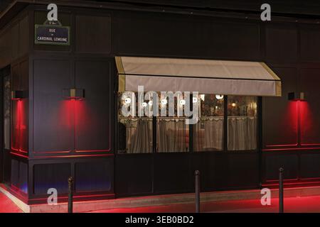Restaurant sur rue nocturne, fenêtre illuminée, ambiance tamisée, Café Delmas, place de la Contrescarpe, quartier Latin, Paris, France Banque D'Images