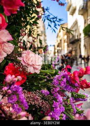 Des fleurs colorées décorent la ville de Sanremo Banque D'Images