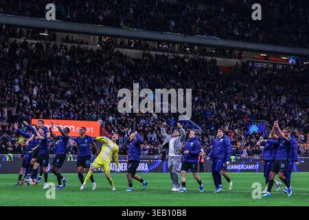 Les joueurs du FC Internazionale célèbrent la victoire à la fin du match lors des demi-finales de la Coppa Italia 2025/26 2e manche entre le FC Internazionale et le Como 1907 au stade San Siro de Milan, en Italie Banque D'Images