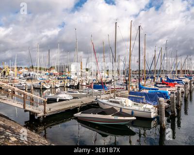 De nombreux voiliers et bateaux à moteur amarrés dans la marina de Stickenhoern à Kiel-Friedrichsort, Schleswig-Holstein, Allemagne du Nord Banque D'Images