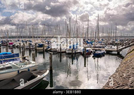 Voiliers et bateaux à moteur amarrés dans la marina de Stickenhoern à Kiel-Friedrichsort, Schleswig-Holstein, Allemagne du Nord Banque D'Images