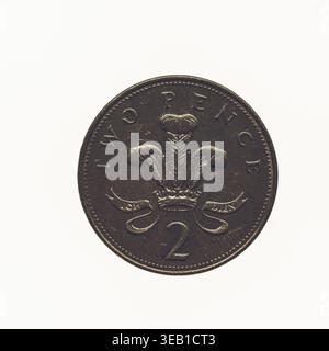 Vintage regardant deux pièces de Pence isolées sur un fond blanc Banque D'Images