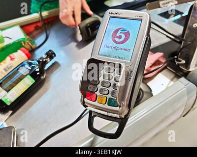 Tetyushi, Russie - 12 juin 2026 : les clients interagissent avec un terminal de point de vente tout en effectuant des achats à la caisse d'un supermarché. Banque D'Images