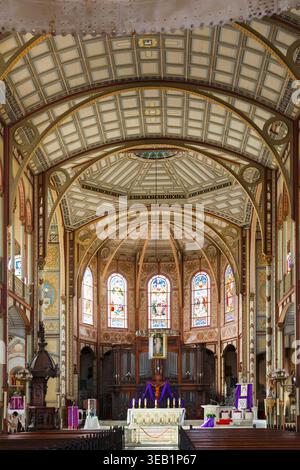 Intérieur de la Cathédrale catholique Louis à Fort-de-France, Martinique, Îles du vent, Île des Caraïbes en décembre Banque D'Images