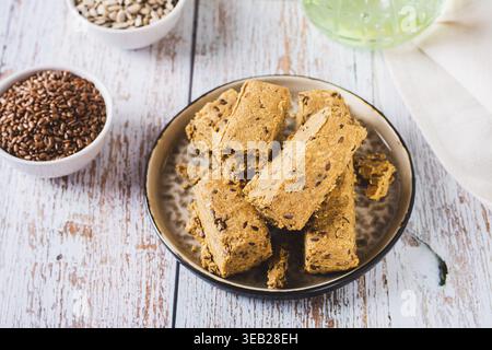 Morceaux de halva avec des graines de lin sur une assiette sur la table Banque D'Images