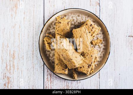 Gros plan de dessert sucré halva à partir de graines de tournesol avec des graines de lin sur une plaque vue de dessus Banque D'Images