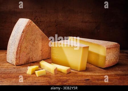 morceau de fromage, fromage de montagne du tirol, morceaux de fromage, fromages de montagne du tirol Banque D'Images