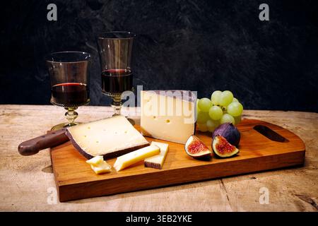 vin rouge, plateau de fromage, vins rouges, plateaux de fromage Banque D'Images