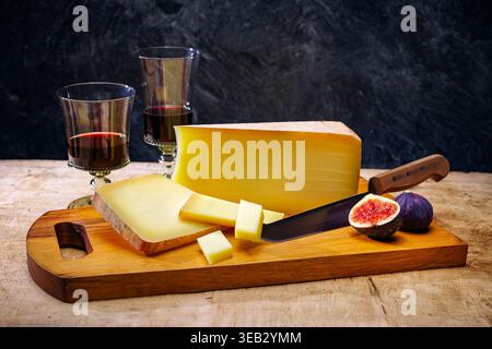 vin rouge, morceau de fromage, fromage de montagne allgau, vins rouges, morceaux de fromage, fromages de montagne allgau Banque D'Images