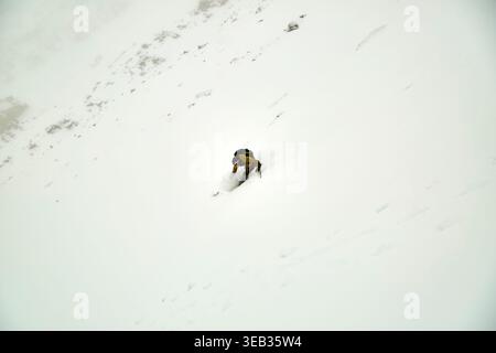 Skieur freeride de neige poudreuse intacte sur une pente de montagne Banque D'Images
