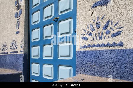 Maison nubienne traditionnelle dans la région d'Assouan en Egypte. Emblématique pour leurs couleurs éclatantes et leurs motifs géométriques ou floraux peints à la main. Banque D'Images
