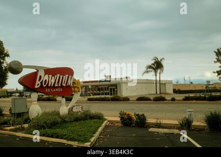 Vue large de l'extérieur de Bowlium Lanes bowling avec signe vintage à Montclair, Californie, États-Unis. Banque D'Images
