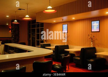 Sièges de style rétro dans une salle de bowling en Californie, aux États-Unis. Banque D'Images