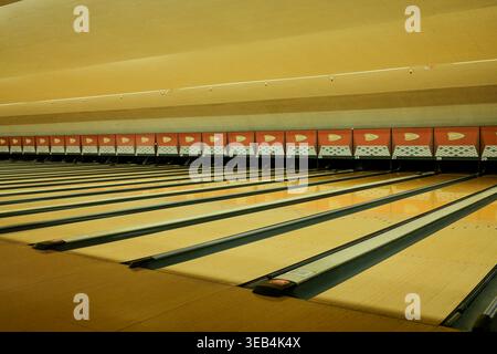 Vue intérieure des pistes de bowling à Bowlium Lanes à Montclair, Californie, États-Unis. Banque D'Images