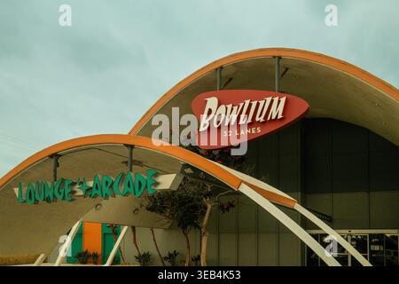 Bowlium Lanes bowling extérieur gros plan avec signe vintage à Montclair, Californie, États-Unis. Banque D'Images