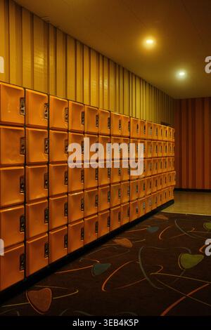 Rangée de casiers à l'intérieur d'une piste de bowling en Californie, États-Unis. Banque D'Images