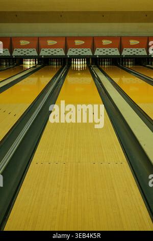 Perspective symétrique des pistes de bowling à l'intérieur d'une piste de bowling en Californie, États-Unis. Banque D'Images