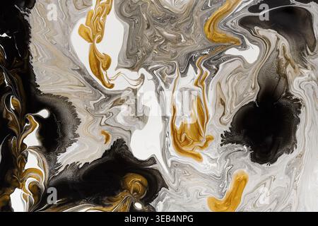 Design tourbillonnant abstrait en couleurs noir, blanc et or mettant en valeur la fluidité artistique Banque D'Images