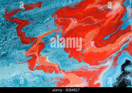 Motif abstrait coloré avec des tourbillons rouges et bleus créés par des techniques d'art fluide Banque D'Images