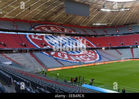 Munich, Allemagne. 24 avril 2026. MUNICH, ALLEMAGNE - AVRIL 25 : vue à l'intérieur d'une Allianz Arena Nordkurve vide sous le soleil du soir avec le logo du Bayern Munich avant l'UEFA Champions League 2025/26 du FC Barcelone à l'Allianz Arena le 25 avril 2026 à Munich, Allemagne (photo de Sven Beyrich/Sports Press photo) crédit : SPP Sport Press photo. /Alamy Live News Banque D'Images